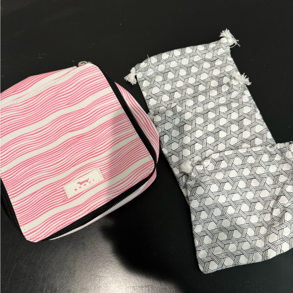 Travel jewelry case